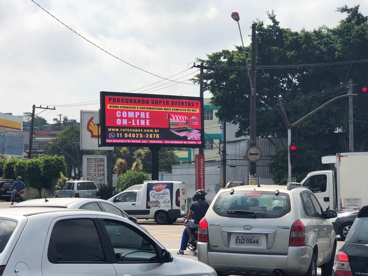 Painel de LED no Corredor ABD, esquina com a Avenida Piraporinha, em Diadema