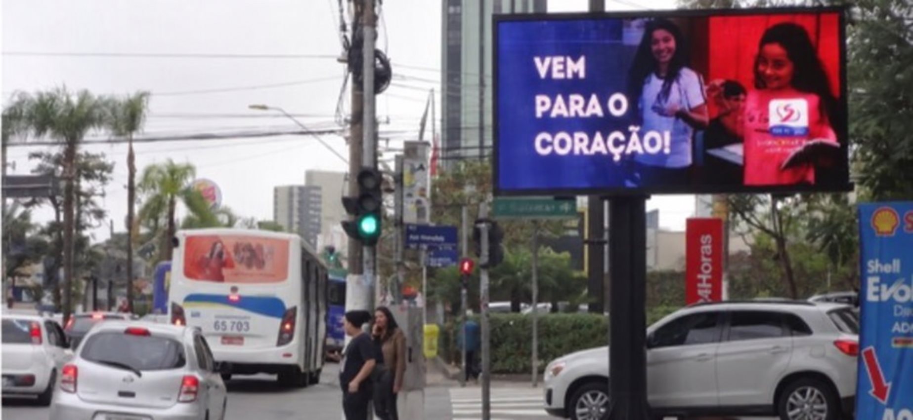 Painel de LED no eixo D. Pedro, próximo ao Burger King, em Santo André