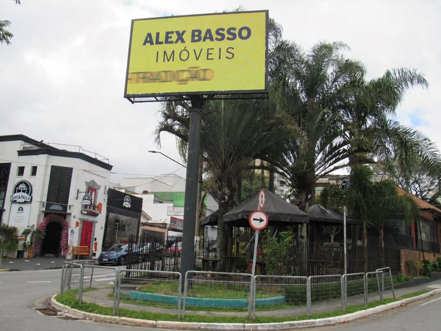 Painel digital na Avenida Índico, 955, em São Bernardo do Campo