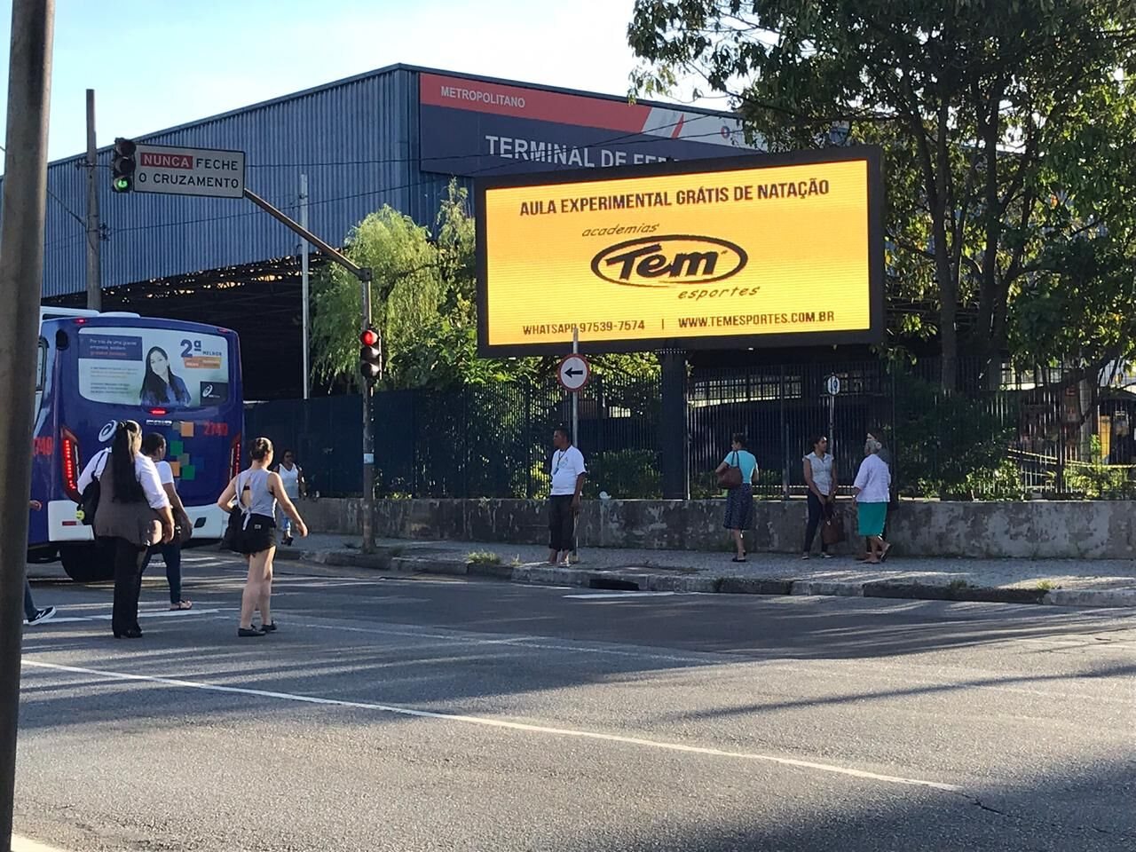 Painel de LED na Avenida Faria Lima, 2420, junto ao terminal de Ferrazópolis, em São Bernardo do Campo