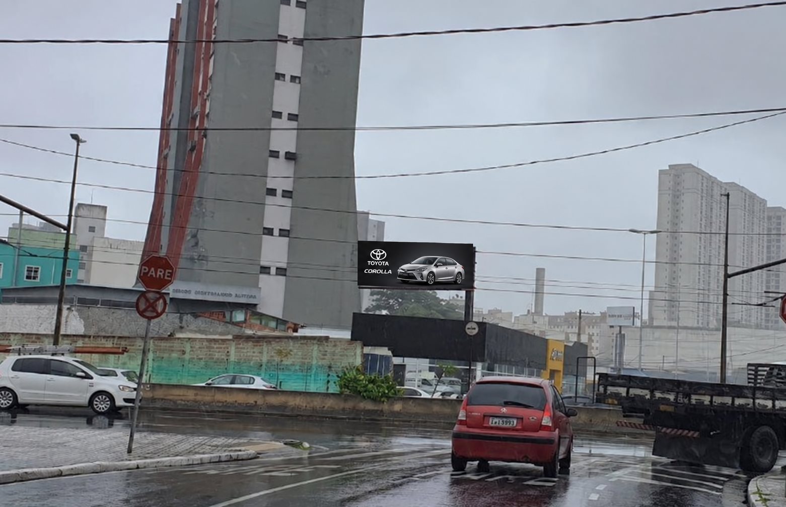 Painel de LED na Rua Faria Lima, 770, em São Bernardo do Campo, com simulação de campanha Toyota Corolla