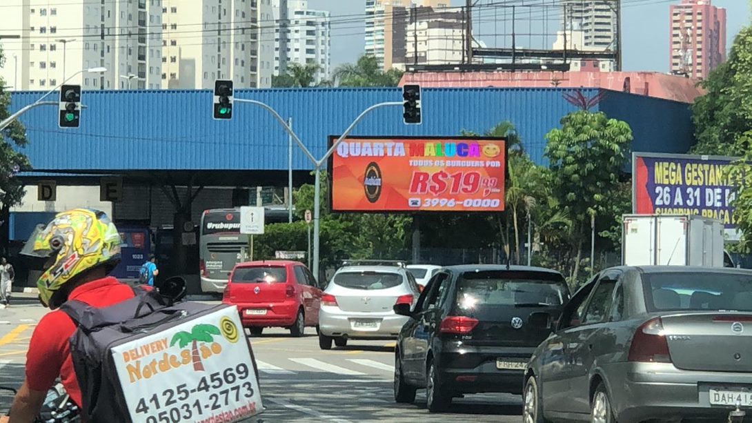 Painel de LED na Avenida Jurubatuba, esquina com a Avenida Redenção, em São Bernardo do Campo