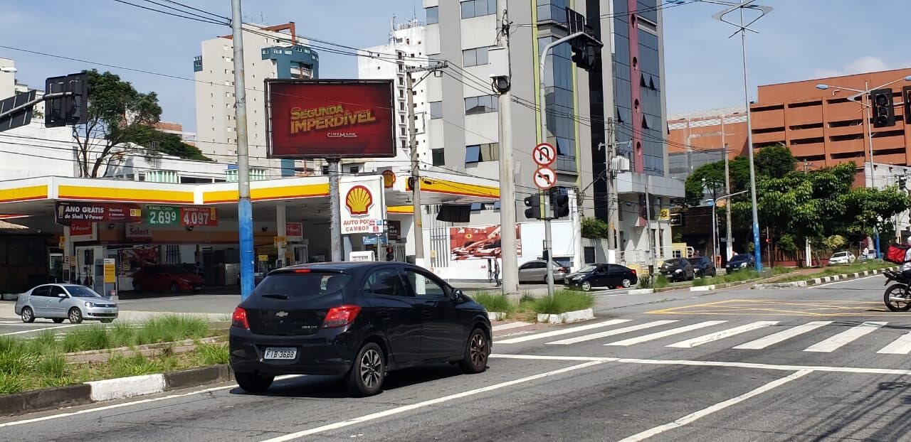 Painel digital na Avenida Kennedy, 960, próximo ao Golden Square Shopping, em São Bernardo do Campo