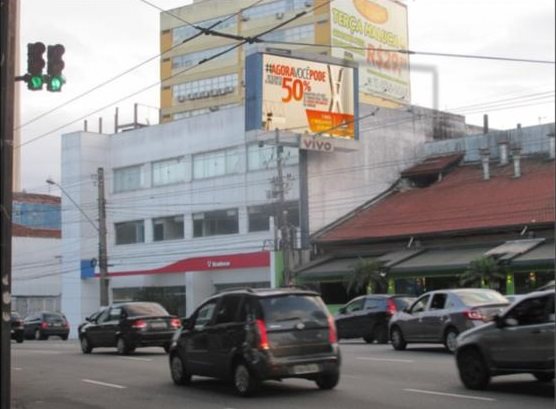 Painel de LED na Avenida Lucas Nogueira Garcez, 111, no centro de São Bernardo do Campo