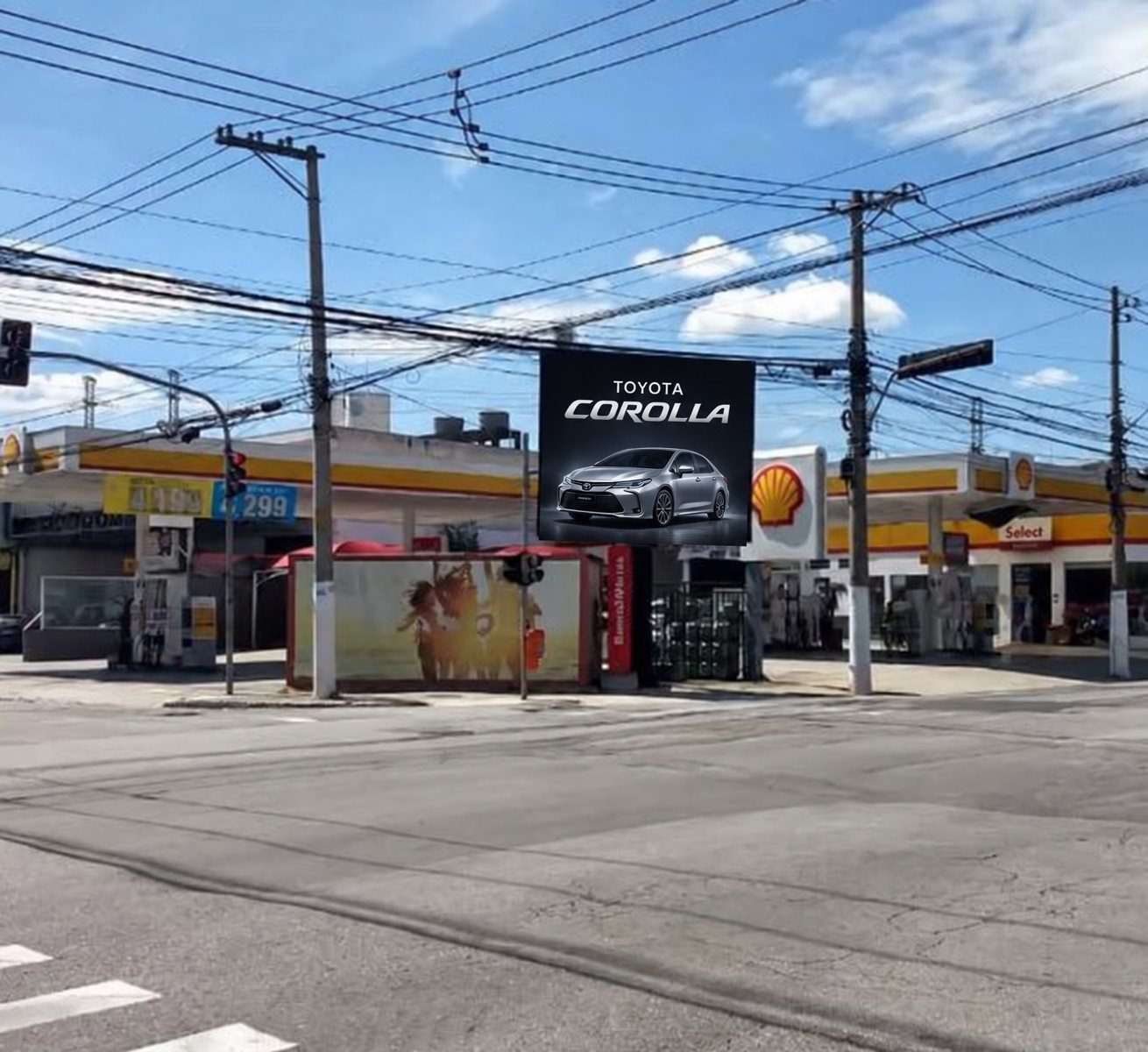 Painel de LED na Avenida Senador Vergueiro, 2876, em São Bernardo do Campo, com simulação de campanha Toyota Corolla