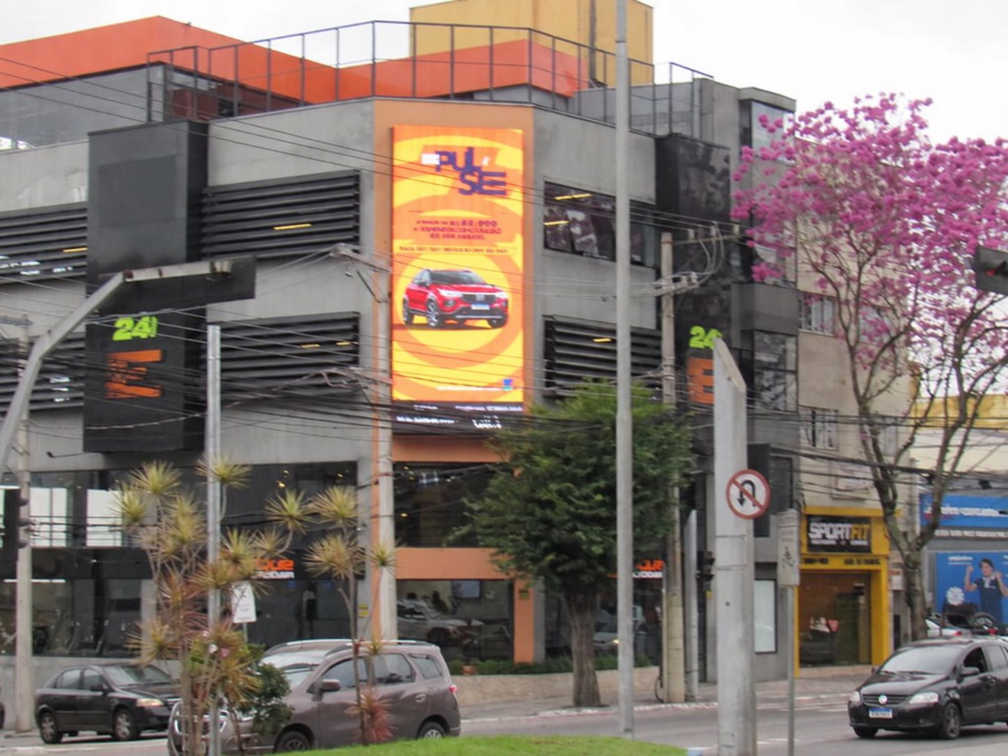 Painel digital vertical na Avenida Goiás, 1631, em São Caetano do Sul