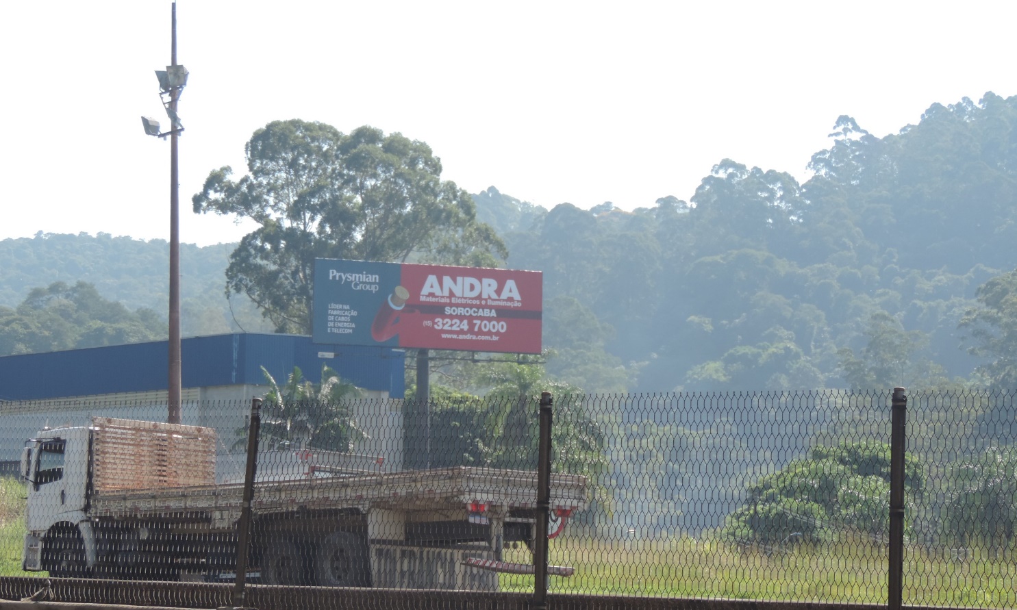 Painel rodoviário front-light na Rodovia Castelo Branco KM 33 em Itapevi sentido Sorocaba