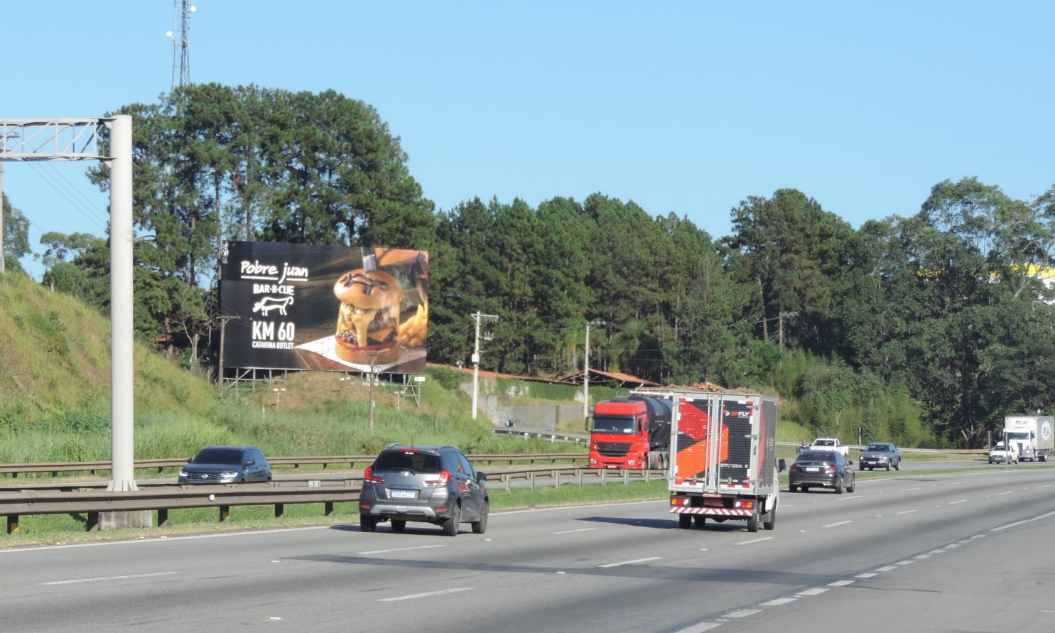 Mega painel iluminado de 21 por 11 metros na Rodovia Castelo Branco KM 34+200 em Itapevi sentido Sorocaba