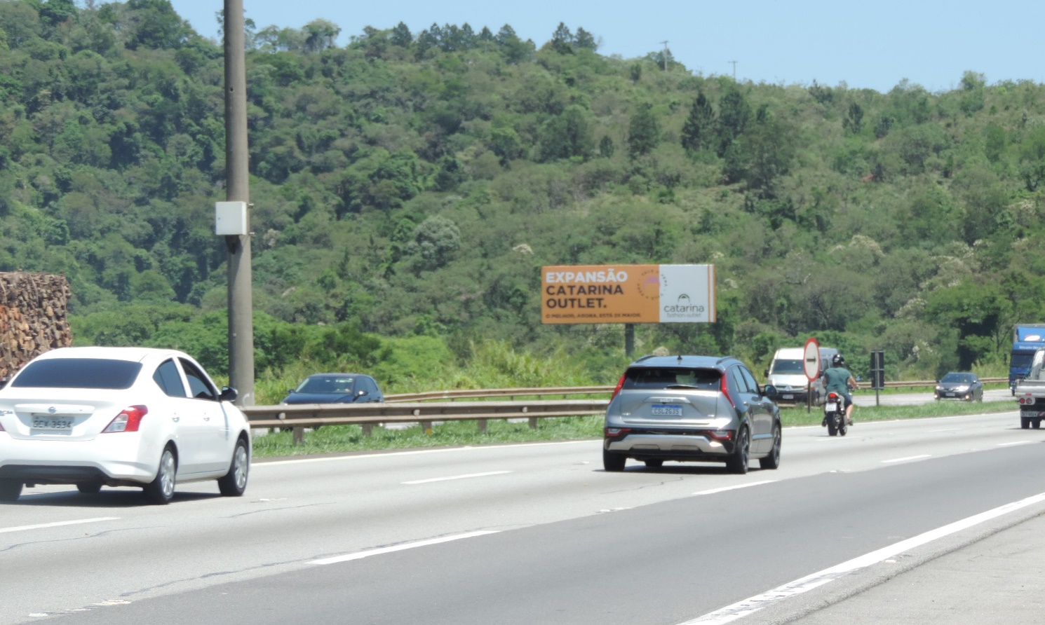 Painel rodoviário front-light na Rodovia Castelo Branco KM 54+500 em Araçariguama sentido Alphaville