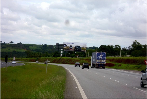 Painel Hyundai no KM 110+500 da Rodovia dos Bandeirantes, em vista ampla da pista e da paisagem, próximo a Campinas