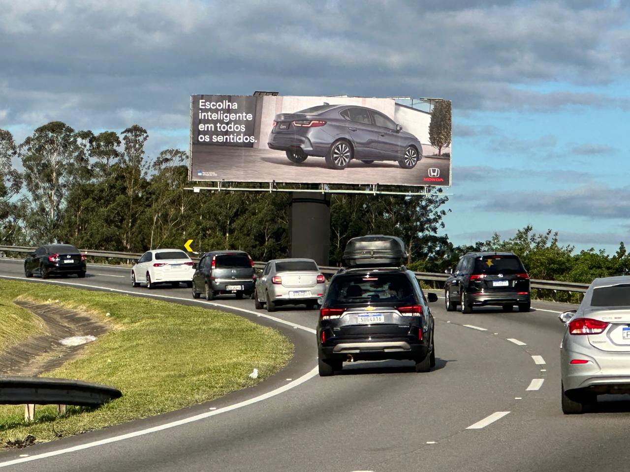 Painel front-light com automóvel Honda cinza na Rodovia Hélio Smidt KM 19, sentido Aeroporto de Guarulhos